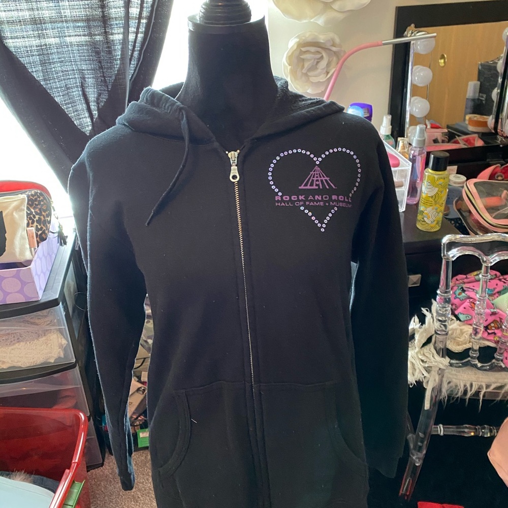 Rock &Roll hall of fame pull over